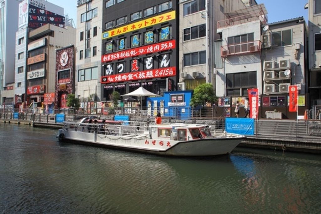 Fully enjoying the history and views of the water metropolis Osaka from a boat on Dotonbori River