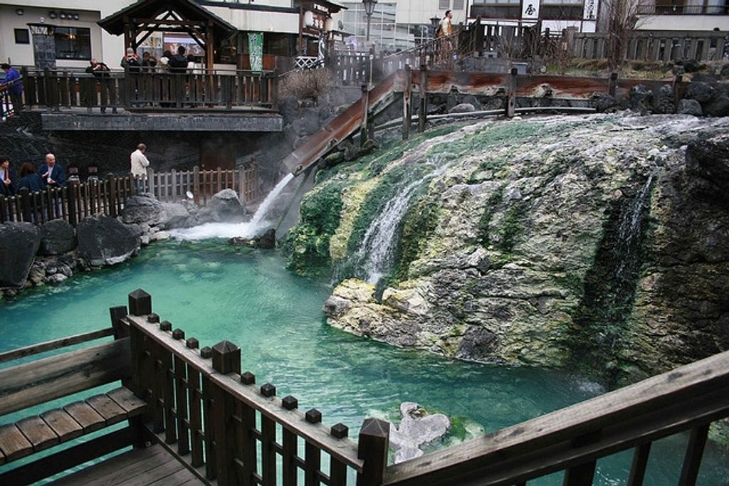 Yubatake, the symbol of Kusatsu Onsen, which can be seen from up close. image by ( flickr.com )