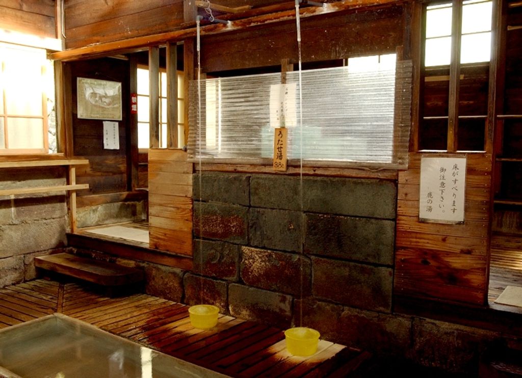 The Utase-Yu where you can let the hot water pour over you by standing or sitting under the spot where it comes down(é¹¿ã®æ¹¯) 