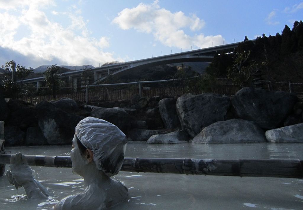 It’s recommended to apply the mud from the bottom of the onsen all over your body as a pack for beautiful skin image by ( visit-oita.jp )