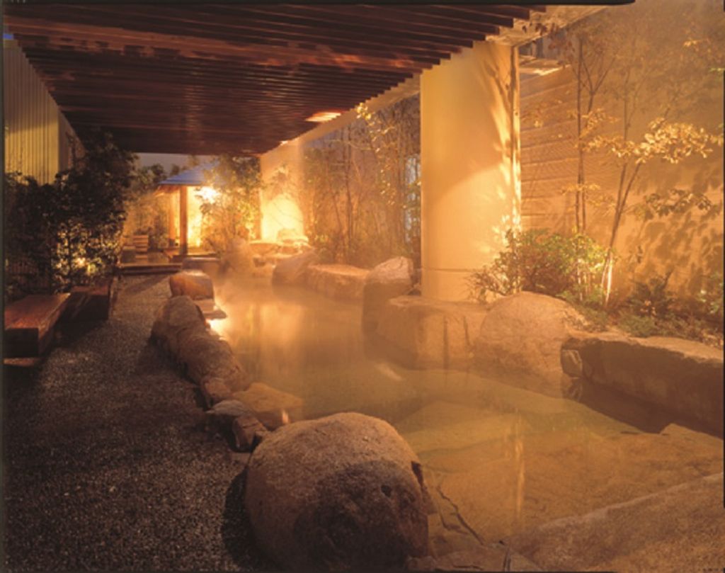 The women’s open-air bath which also has a great atmosphere at night by 東京ドーム天然温泉Spa LaQua 